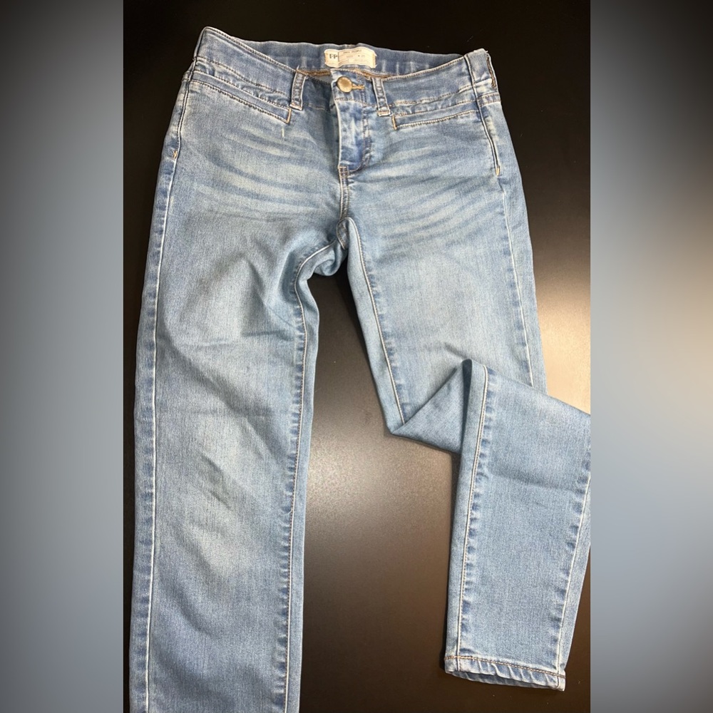 Free People Medium Blue Stretchy Skinny Jeans size 25 EUC